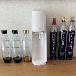 Sodastream TERRA Sparling Water Maker w/ 3 bottles and 3 *EMPTY* CO2 Canisters